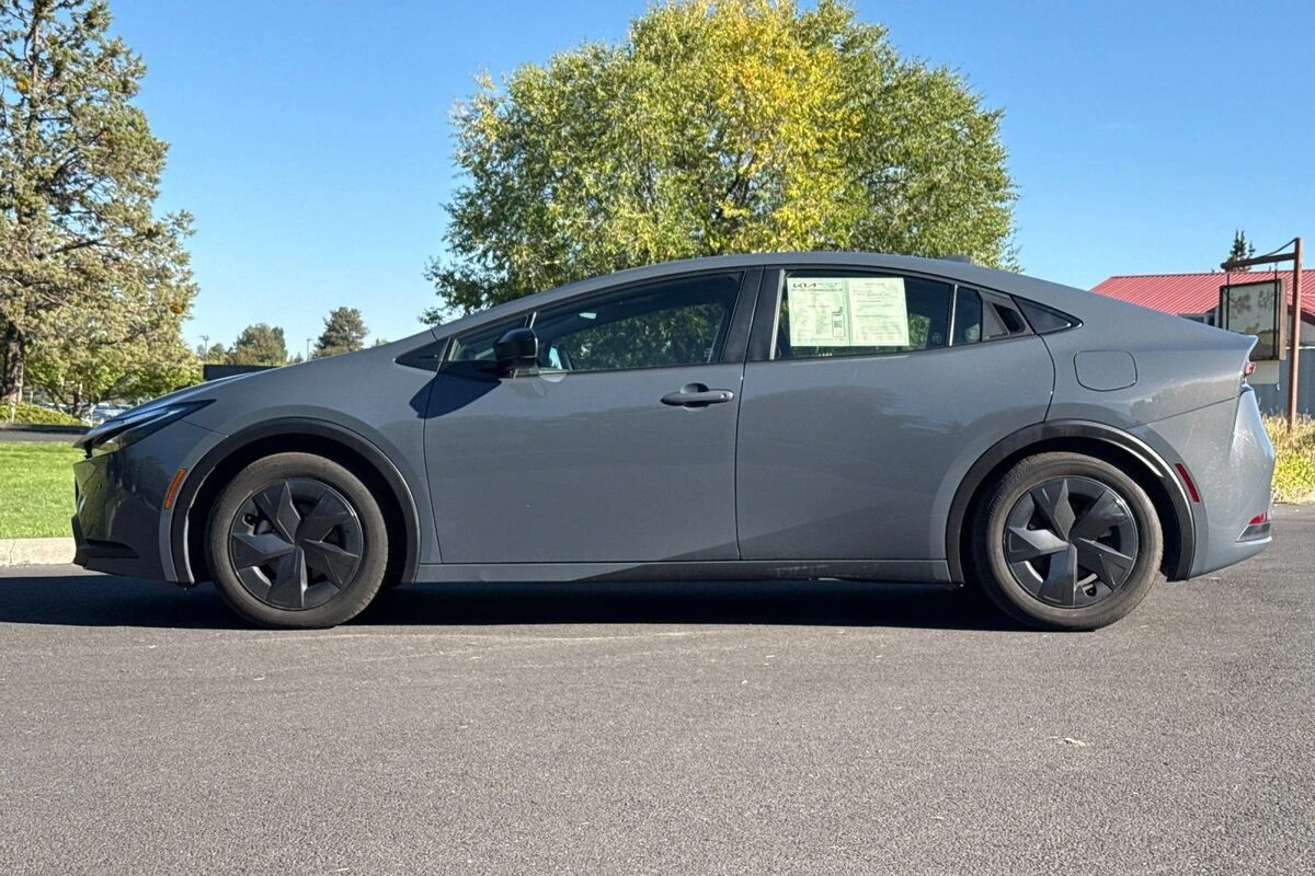 2025 Toyota Prius LE - Photo 7