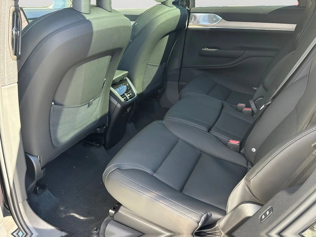 2025 Volvo - image 10