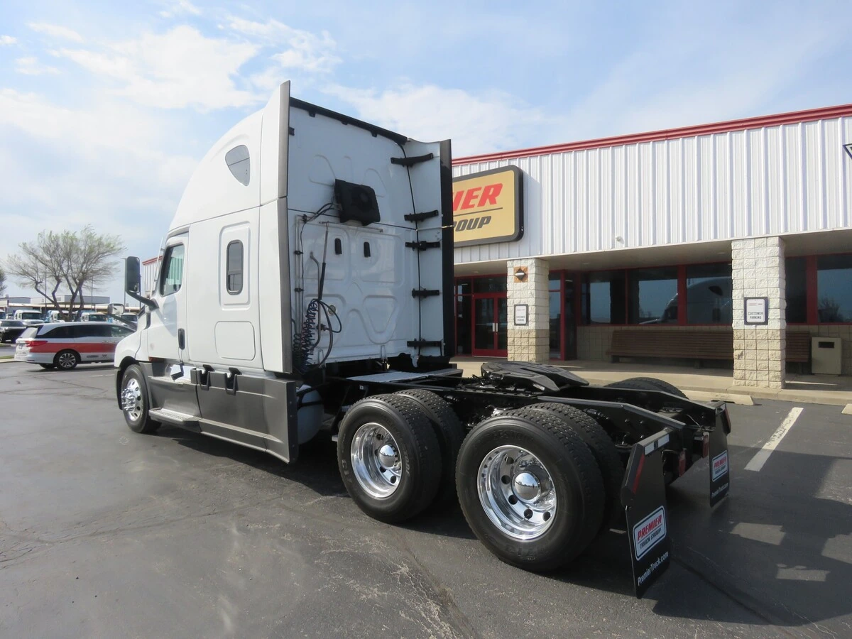 2023 Freightliner Cascadia - image 3
