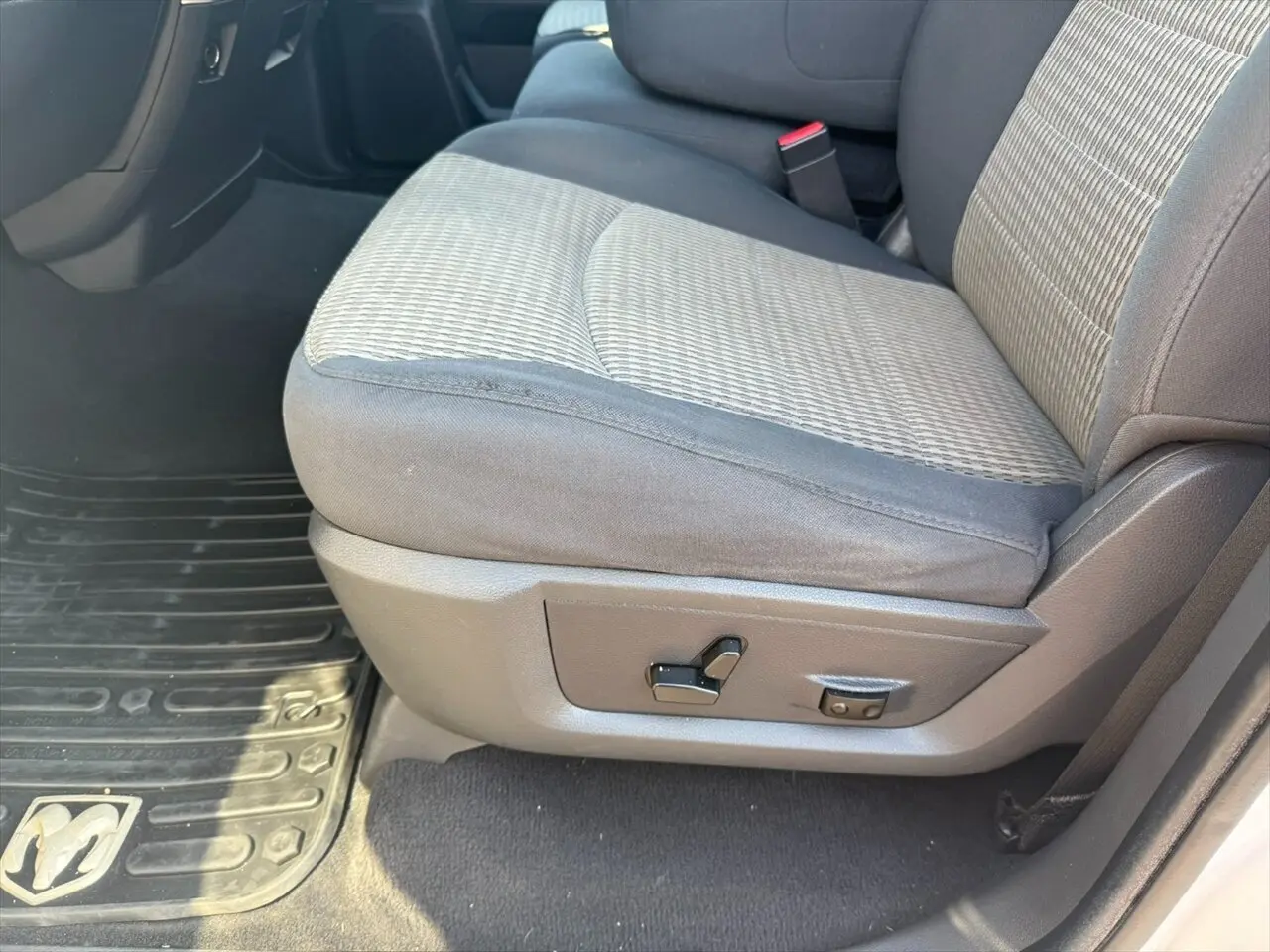 2012 Ram 1500 SLT photo 15