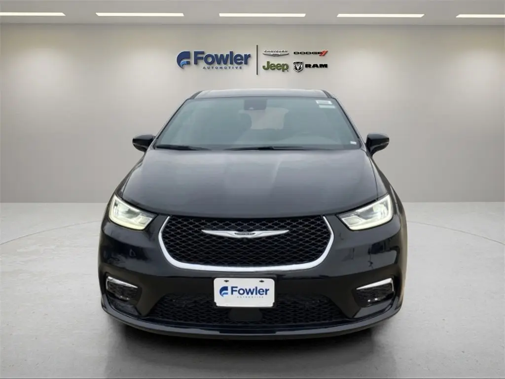2025 Chrysler Pacifica photo 2