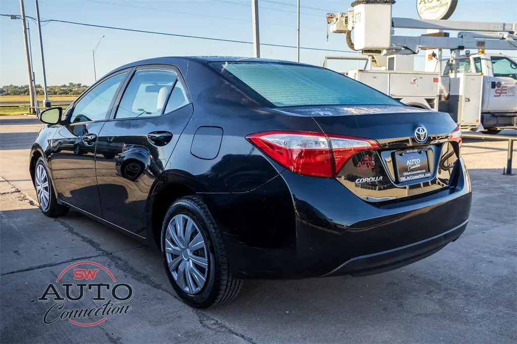 2015 Toyota Corolla LE photo 2