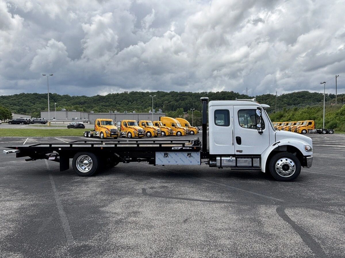 2025 Freightliner M2 106 in Knoxville, TN — photo 4