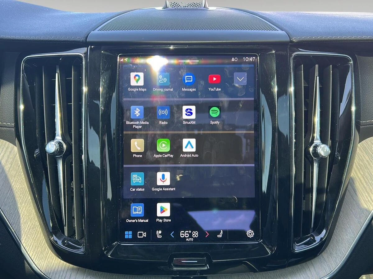 2022 Volvo - image 4