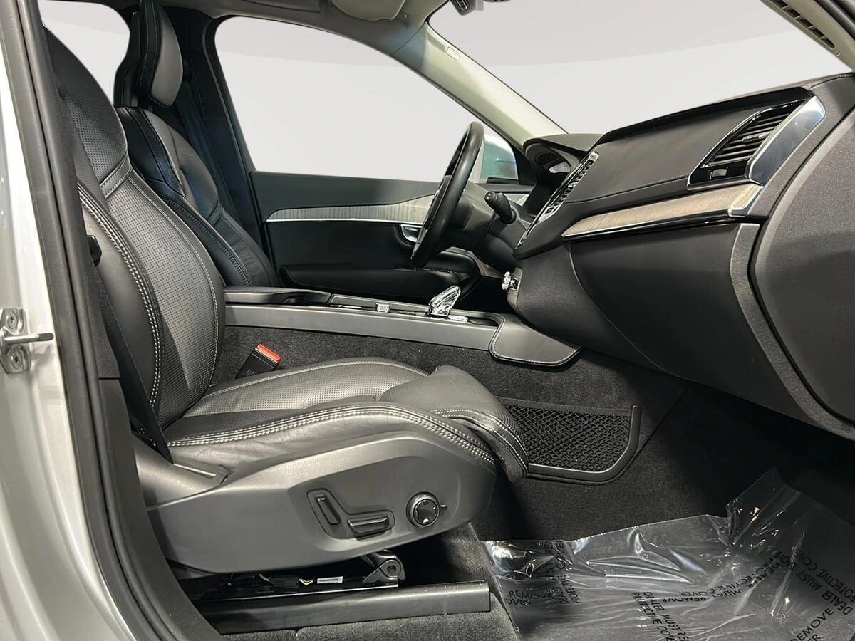 2021 Volvo - image 8