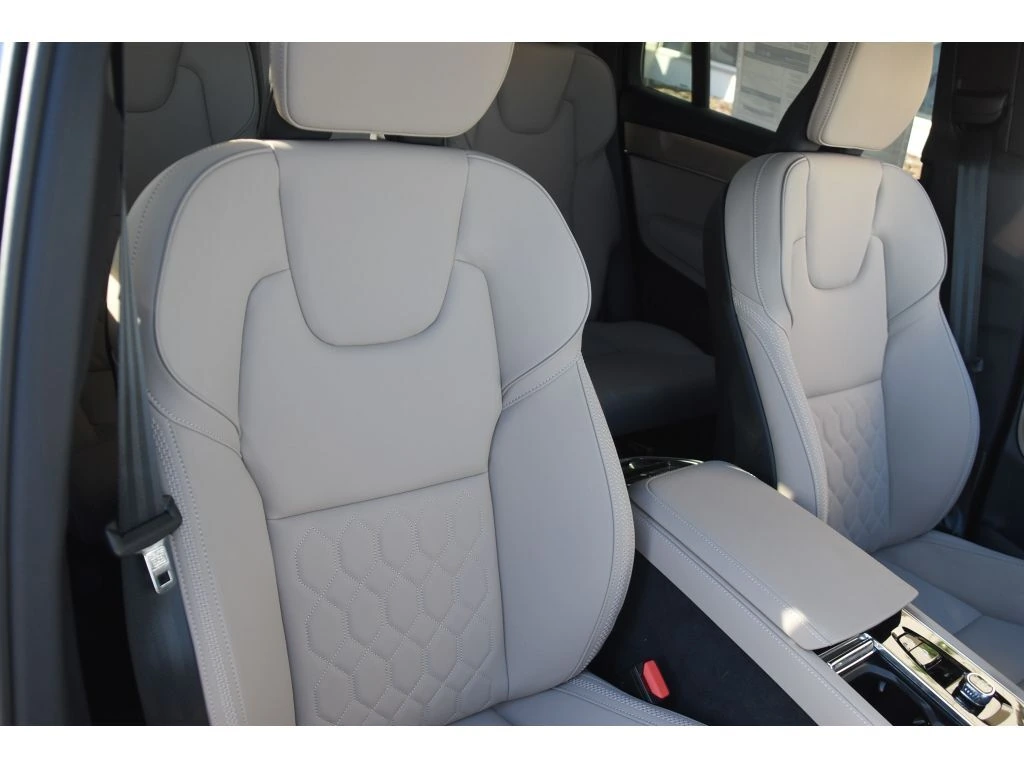 2026 Volvo - image 32