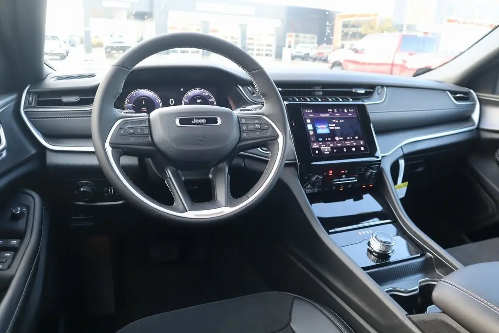 2025 Jeep Grand Cherokee Altitude X photo 2