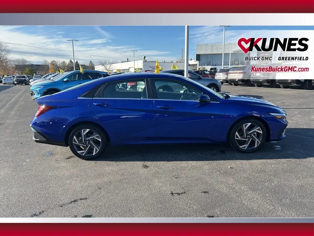 2025 Hyundai Elantra SEL Convenience photo 2