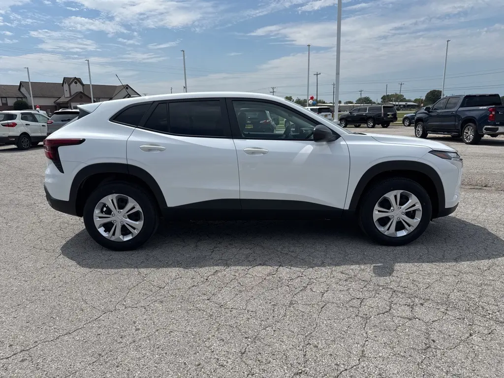2025 Chevrolet Trax LS photo 4