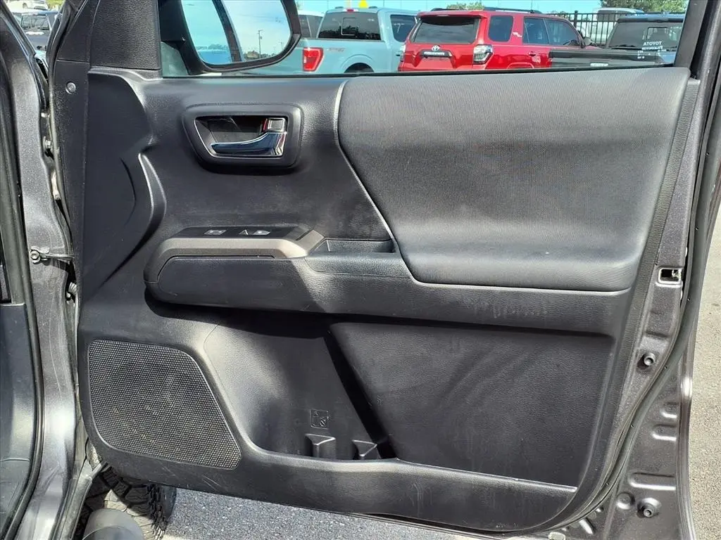 2021 Toyota Tacoma SR5 photo 12