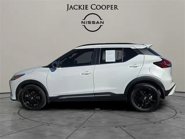 2022 Nissan Kicks SR photo 2