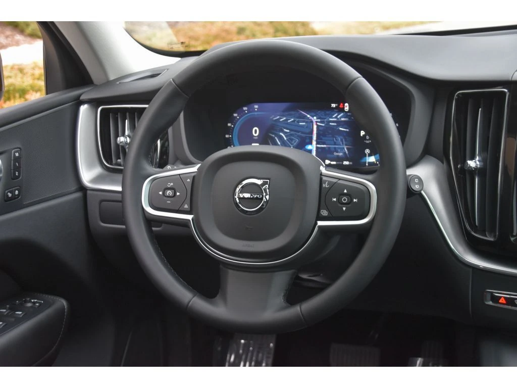 2025 Volvo - image 17