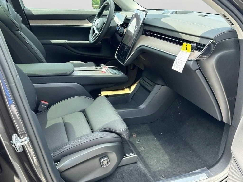 2025 Volvo - image 11