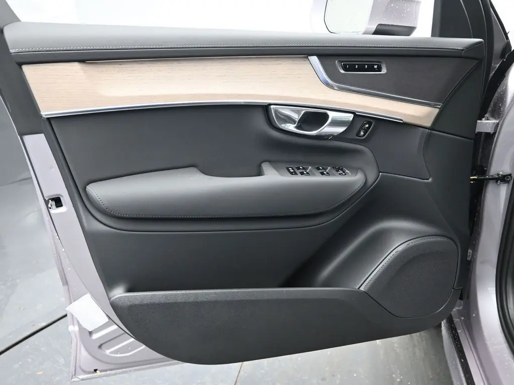 2026 Volvo - image 22