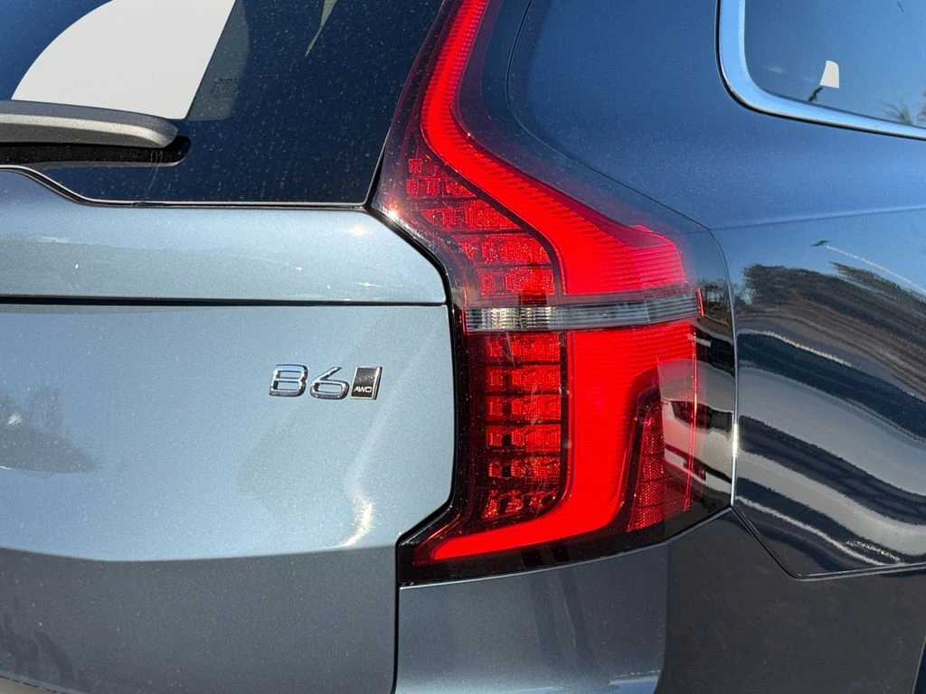 2026 Volvo - image 7