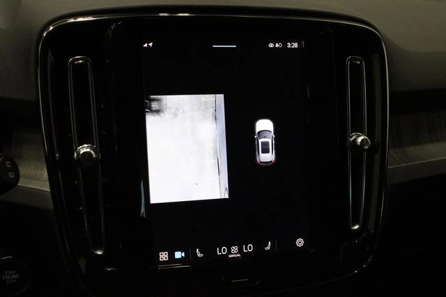 2025 Volvo - image 39