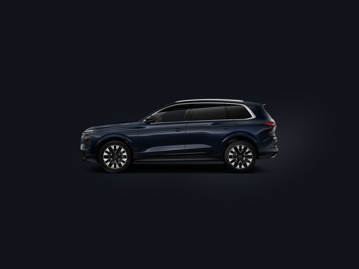 Side profile of the 2027 Audi Q7 showing 20-inch wheels