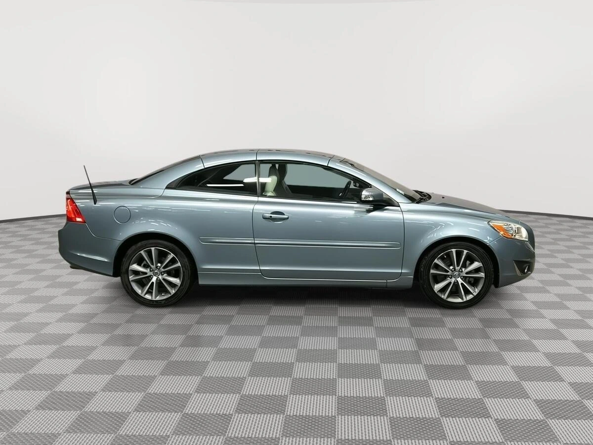 2013 Volvo - image 2