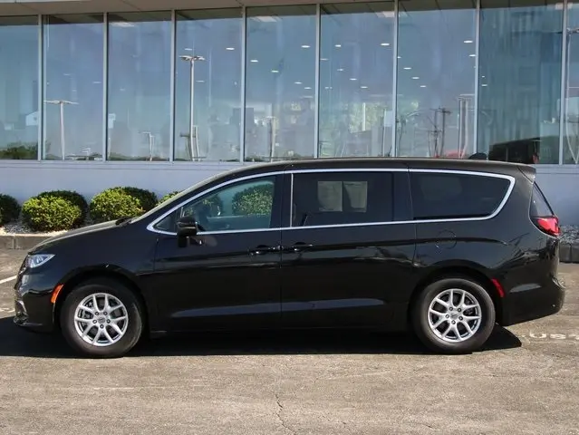 Used 2023 Chrysler Pacifica Touring L with VIN 2C4RC1BG3PR532261 for sale in Kansas City