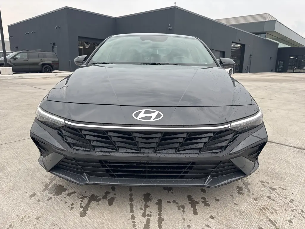 2025 Hyundai Elantra SEL Sport photo 2