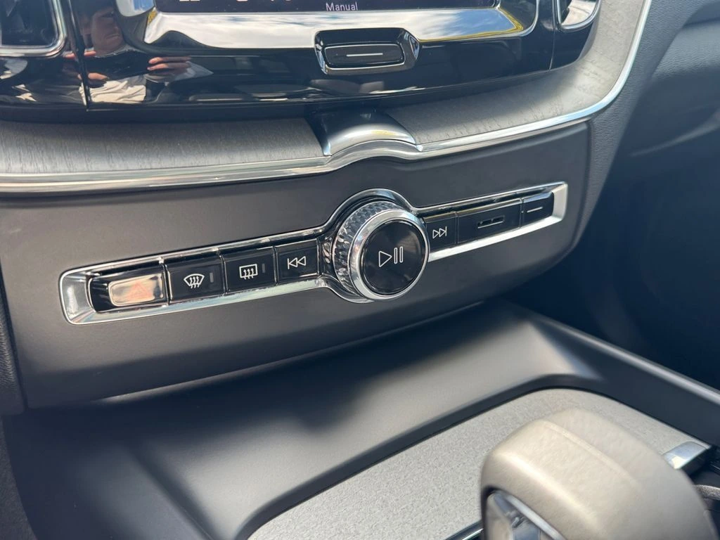 2025 Volvo XC60 Plus - Photo 22