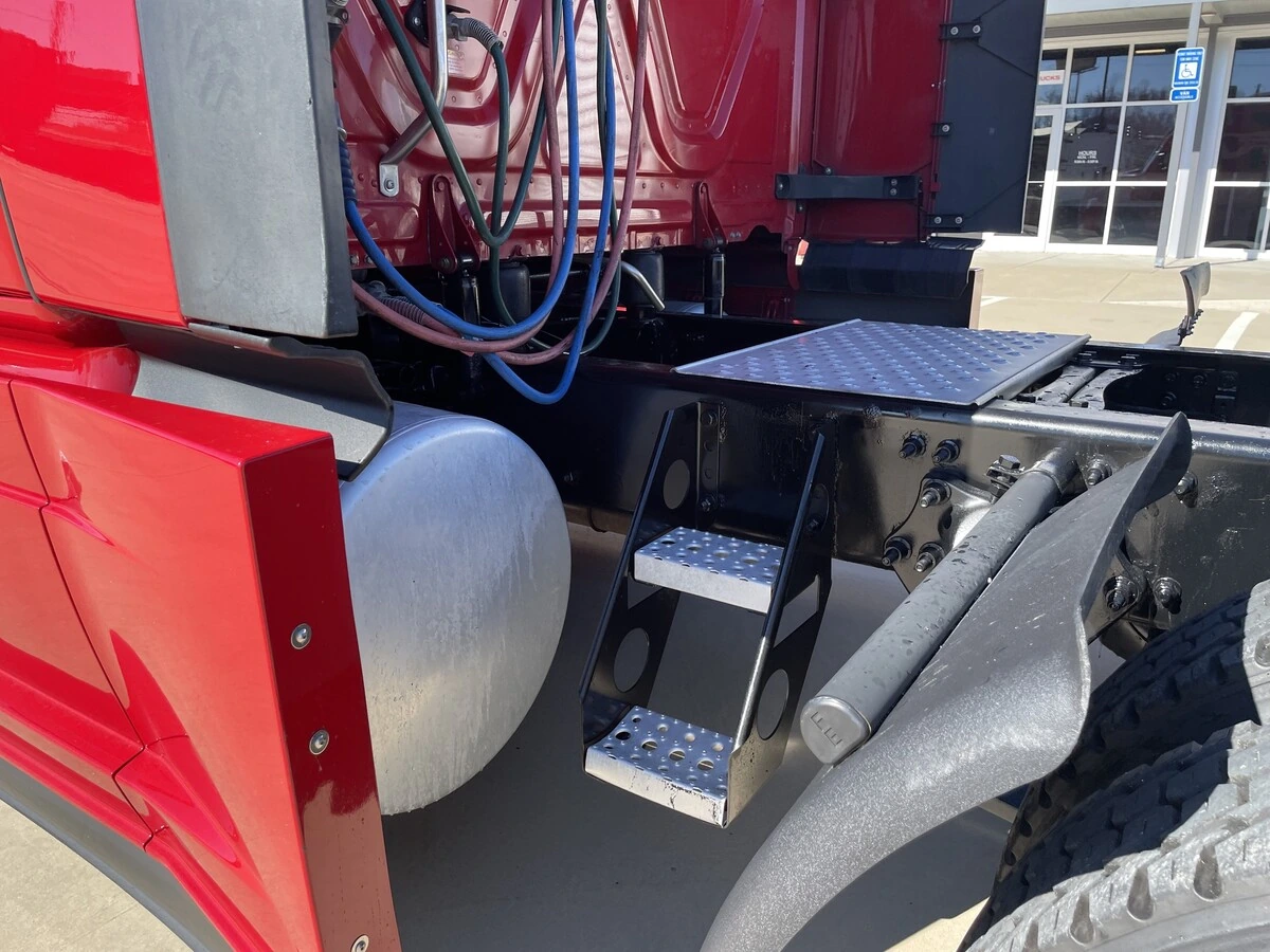 2021 Freightliner Cascadia - image 13