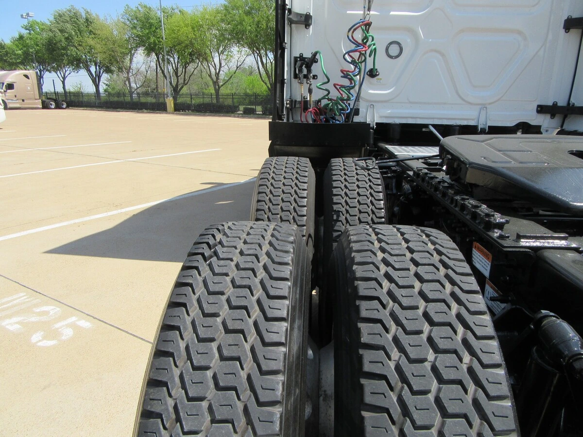 2024 Freightliner Cascadia - image 13