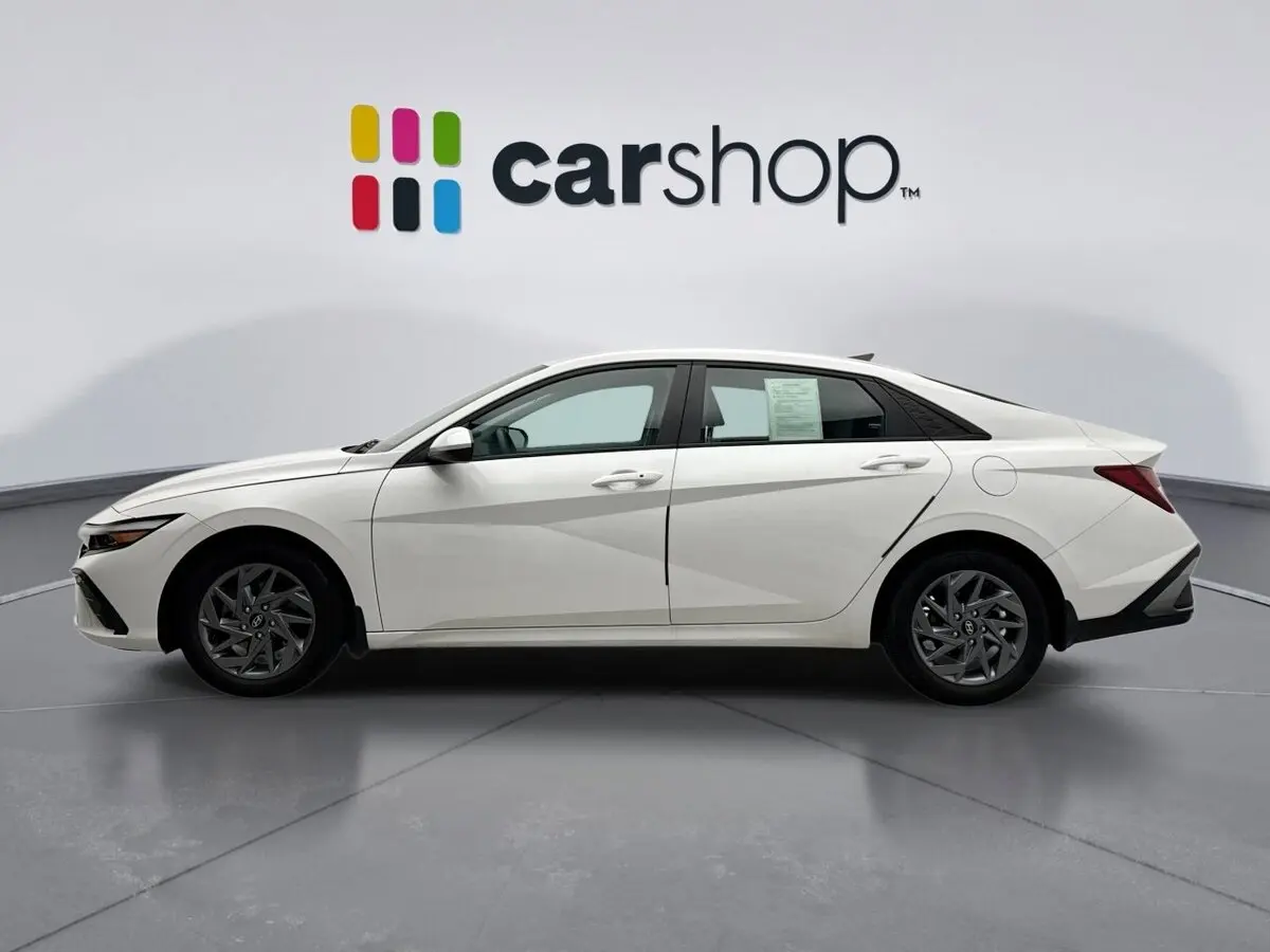 2024 Hyundai Elantra SEL photo 2