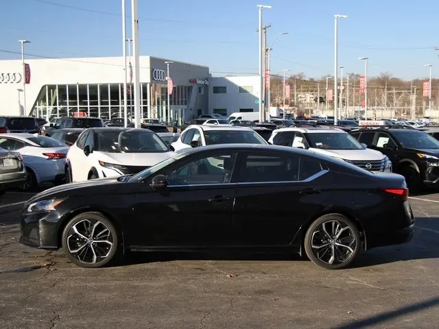 Used 2023 Nissan Altima SR with VIN 1N4BL4CV9PN405078 for sale in Kansas City