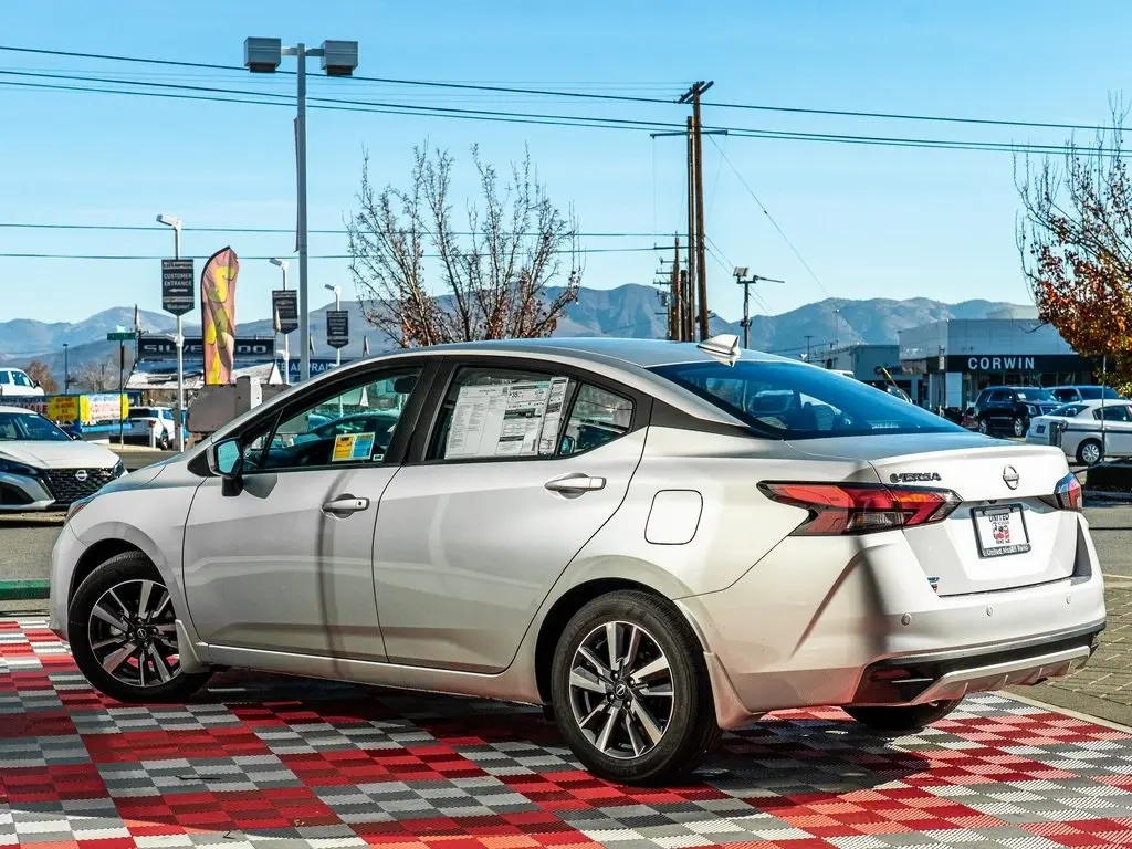 2025 Nissan Versa 1.6 SV photo 3