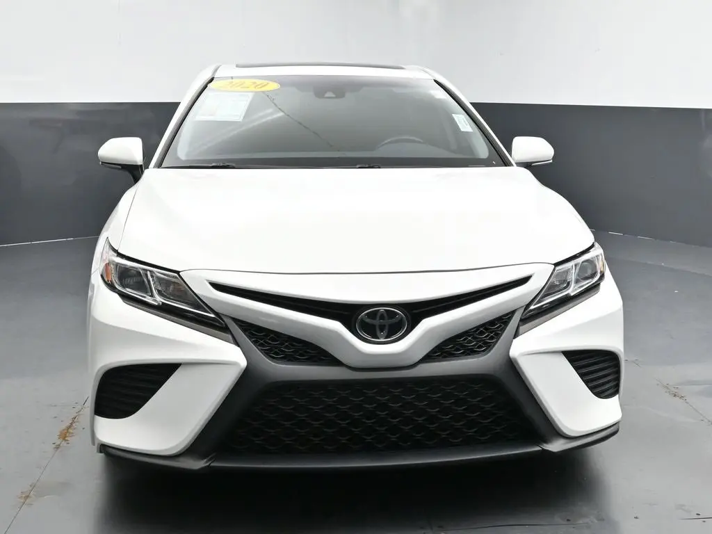 2020 Toyota Camry SE photo 3
