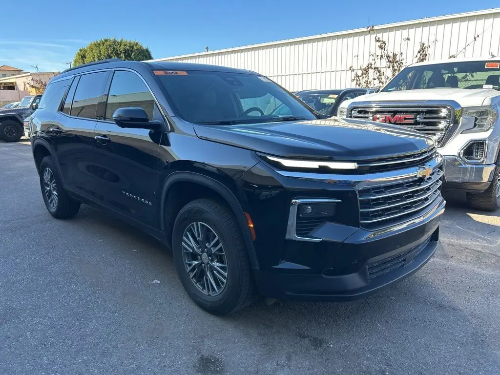 2024 Chevrolet Traverse 1LT photo 2