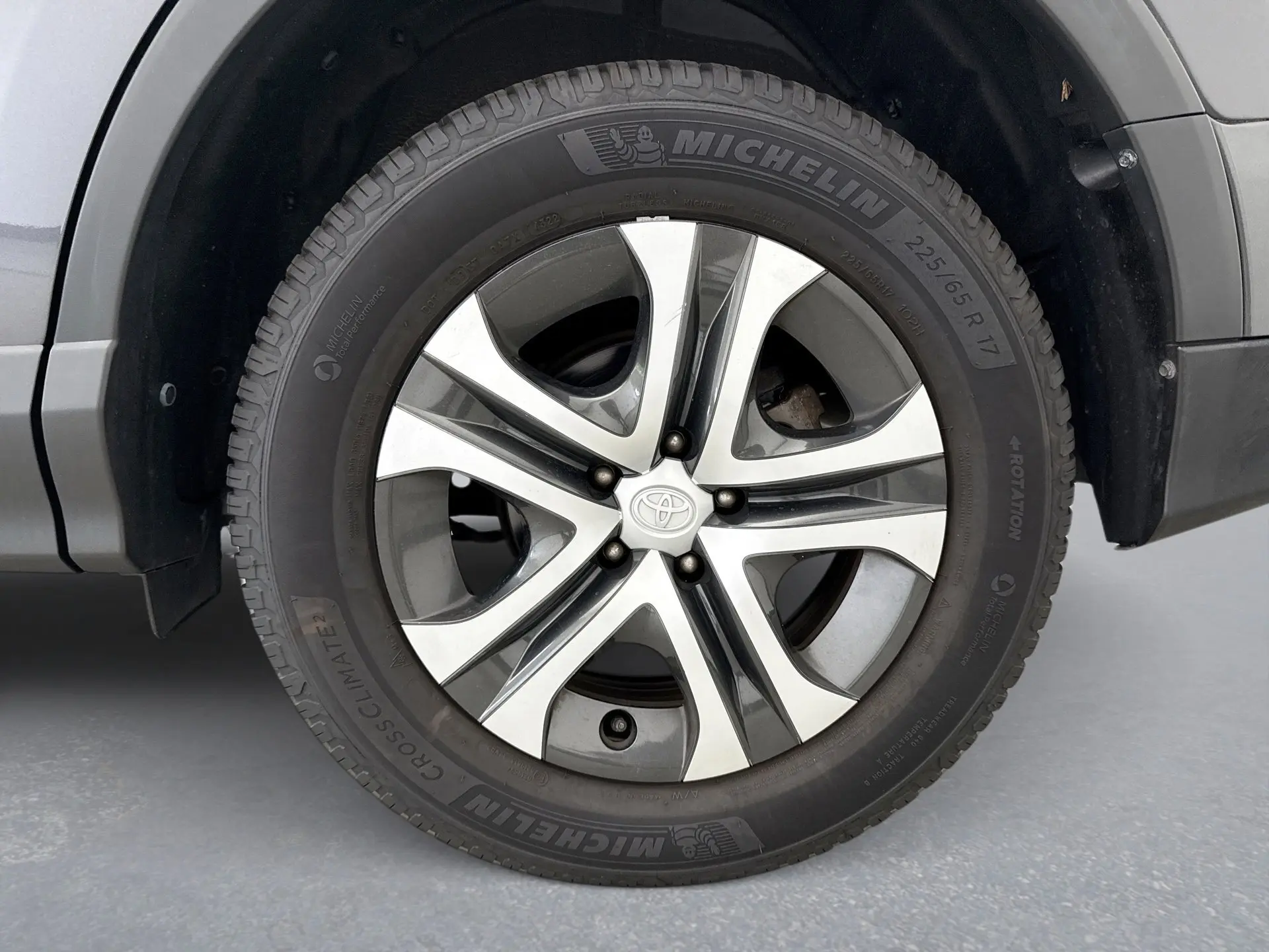 2018 Toyota RAV4 LE photo 17