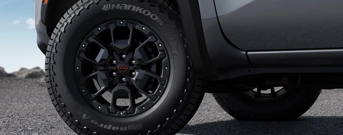 Rueda de una Nissan Frontier 2024 gris