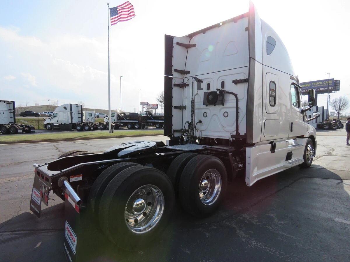 2022 Freightliner Cascadia - image 7