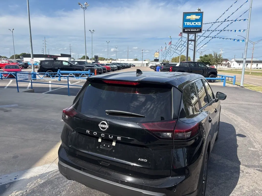 2025 Nissan Rogue SV photo 3
