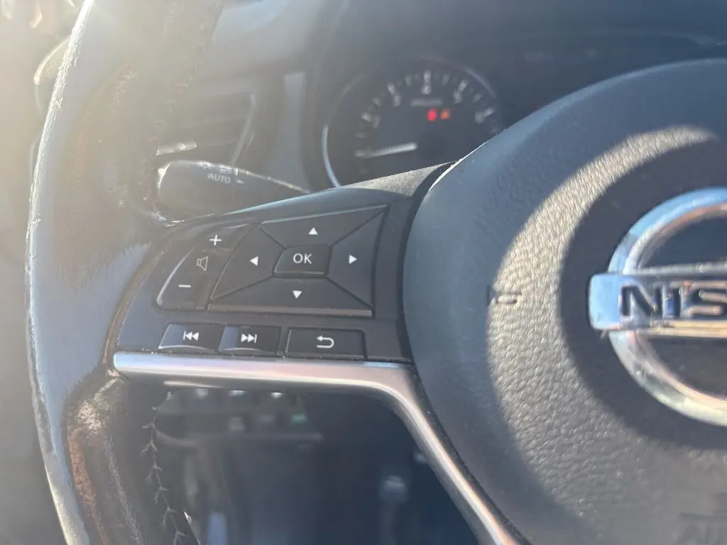 2020 Nissan Rogue SV photo 25