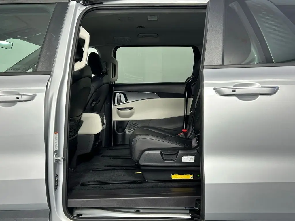 2022 Kia Carnival LXS photo 13