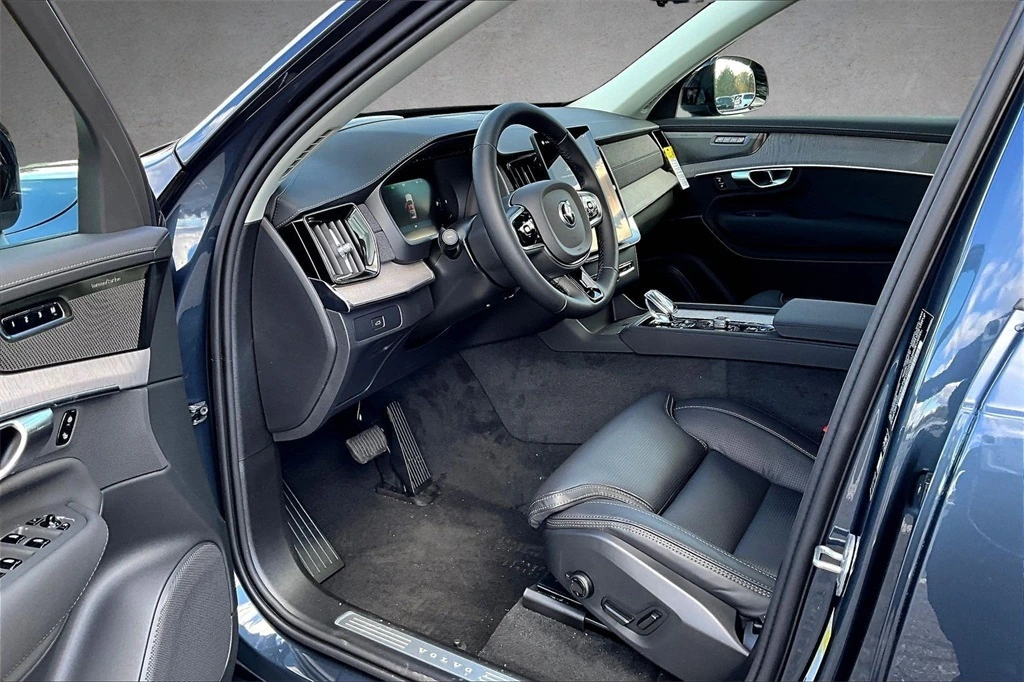 2026 Volvo - image 7