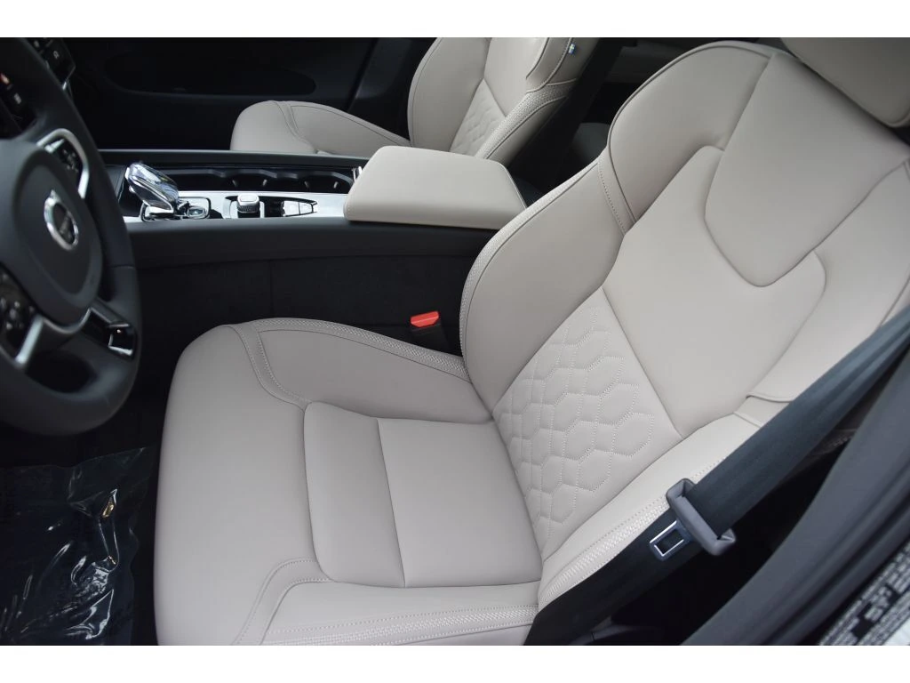 2026 Volvo - image 13