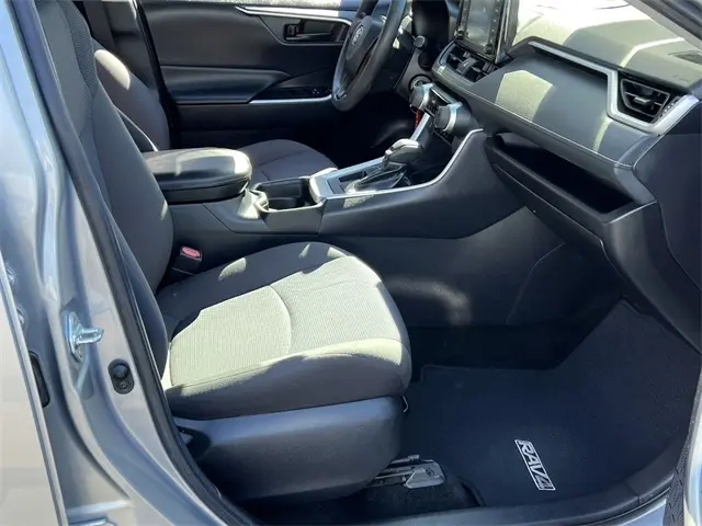 2019 Toyota RAV4 LE photo 21