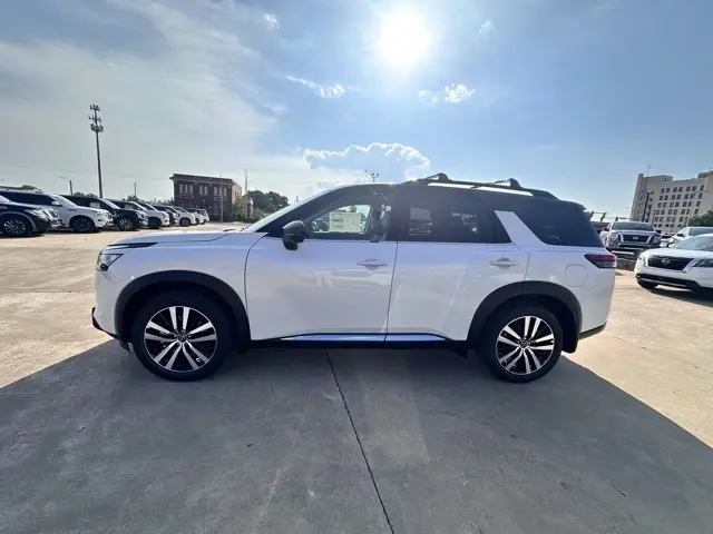 2025 Nissan Pathfinder Platinum photo 4