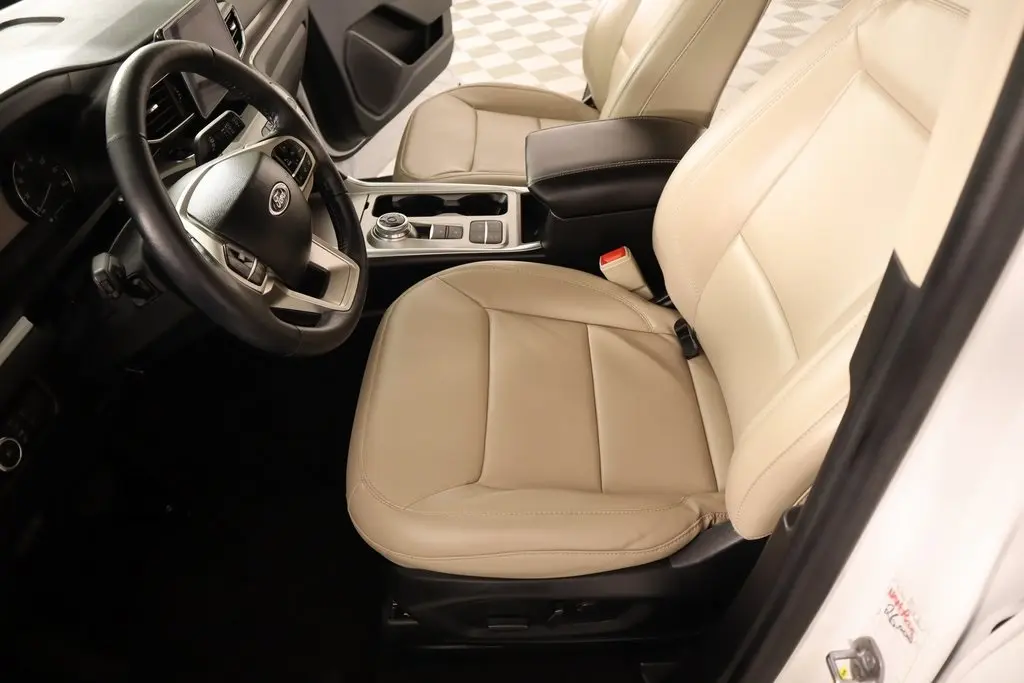 2024 Ford Explorer XLT photo 10