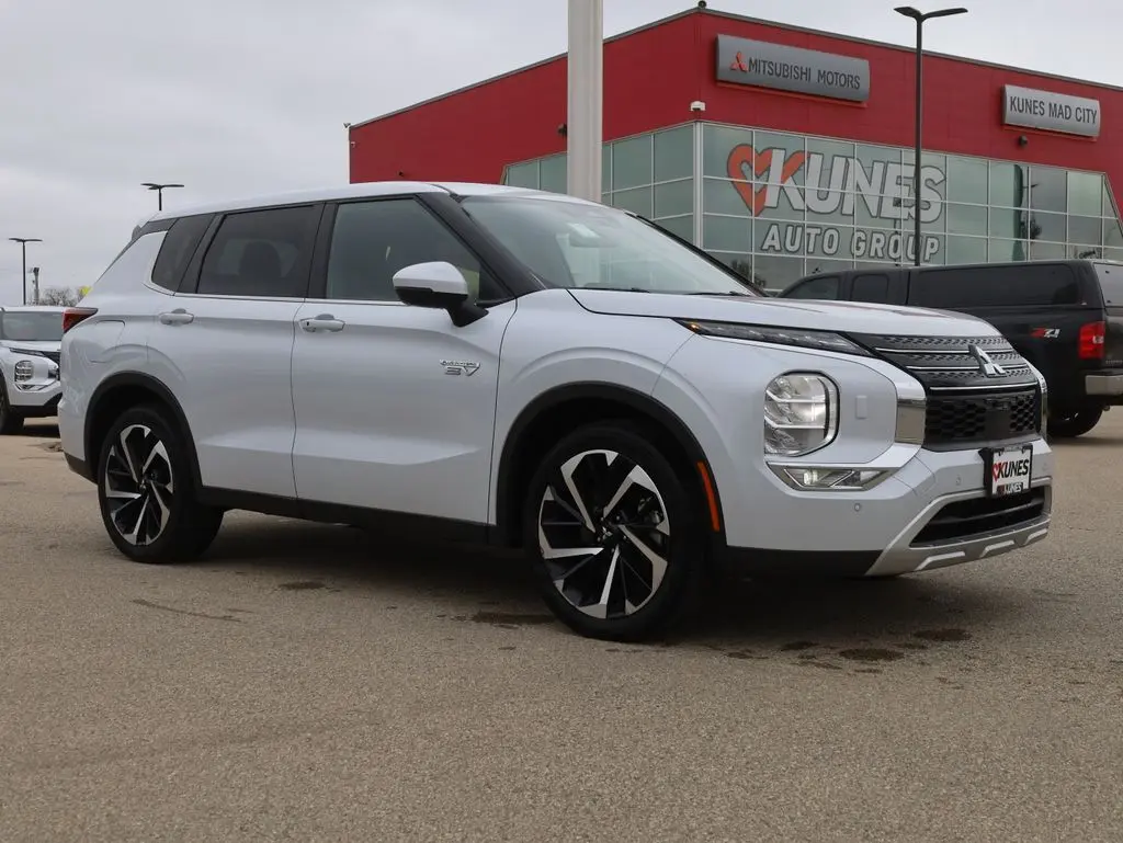 Used 2023 Mitsubishi Outlander Plug-In Hybrid SE with VIN JA4T5UA96PZ047147 for sale in Madison, WI