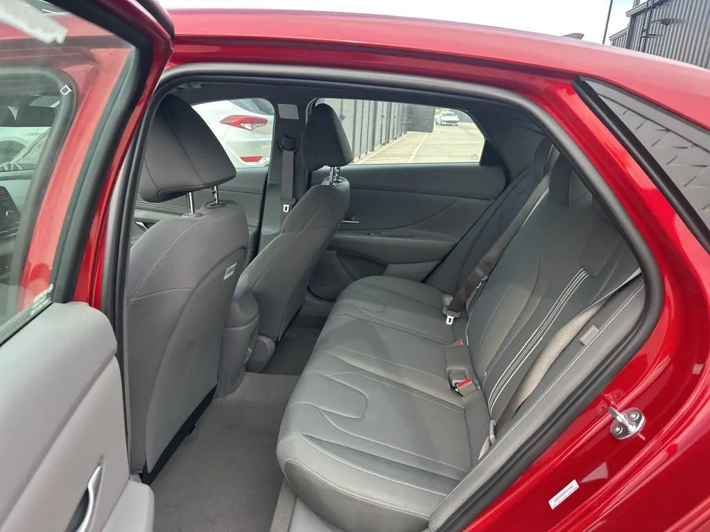 2025 Hyundai Elantra SEL Sport photo 18