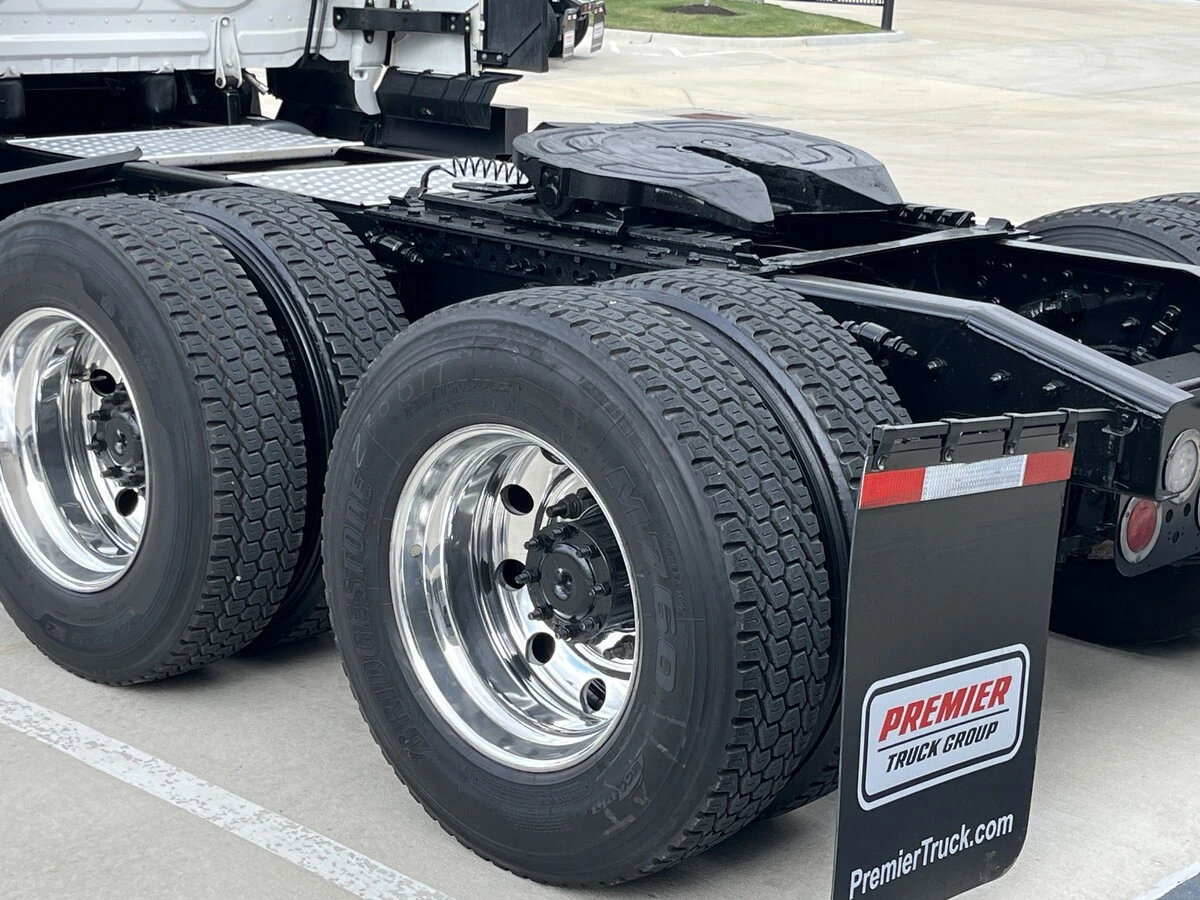 2023 Freightliner Cascadia - image 2