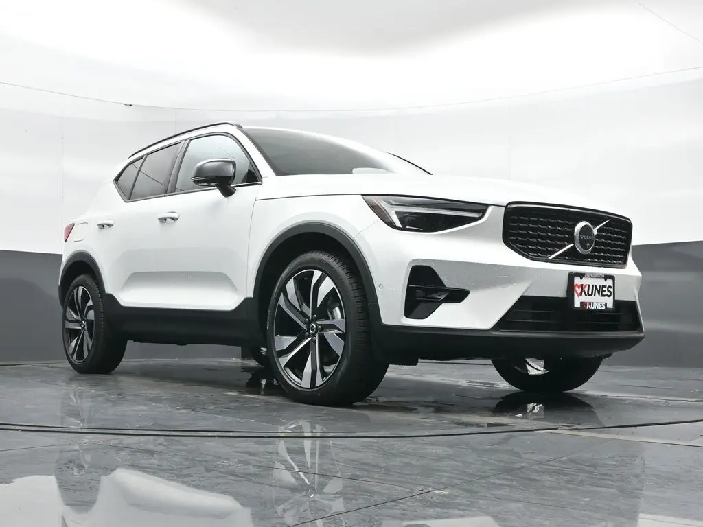 2026 Volvo - image 42