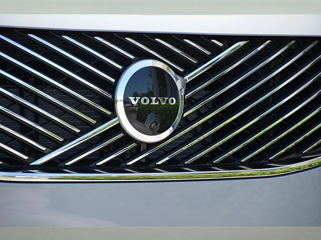 2026 Volvo - image 10