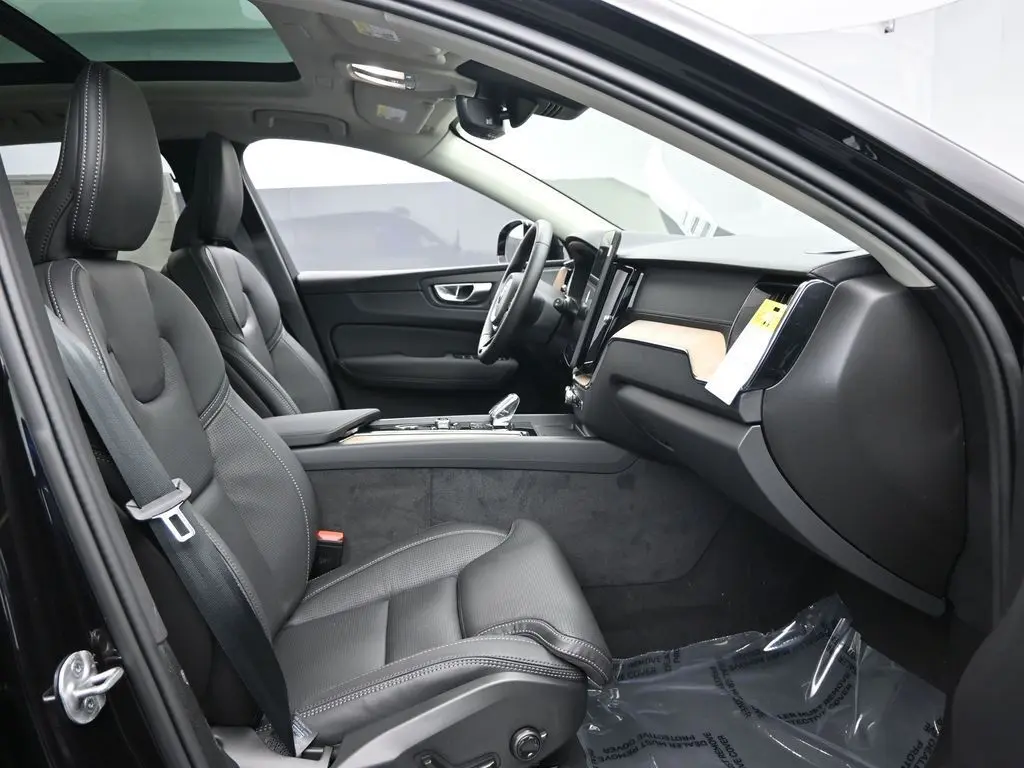 2026 Volvo - image 27