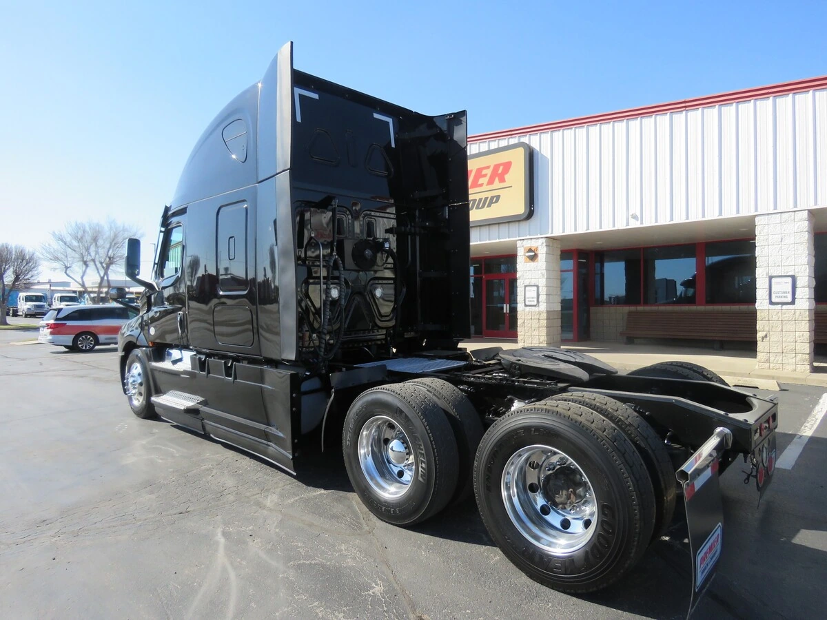 2022 Freightliner Cascadia - image 3
